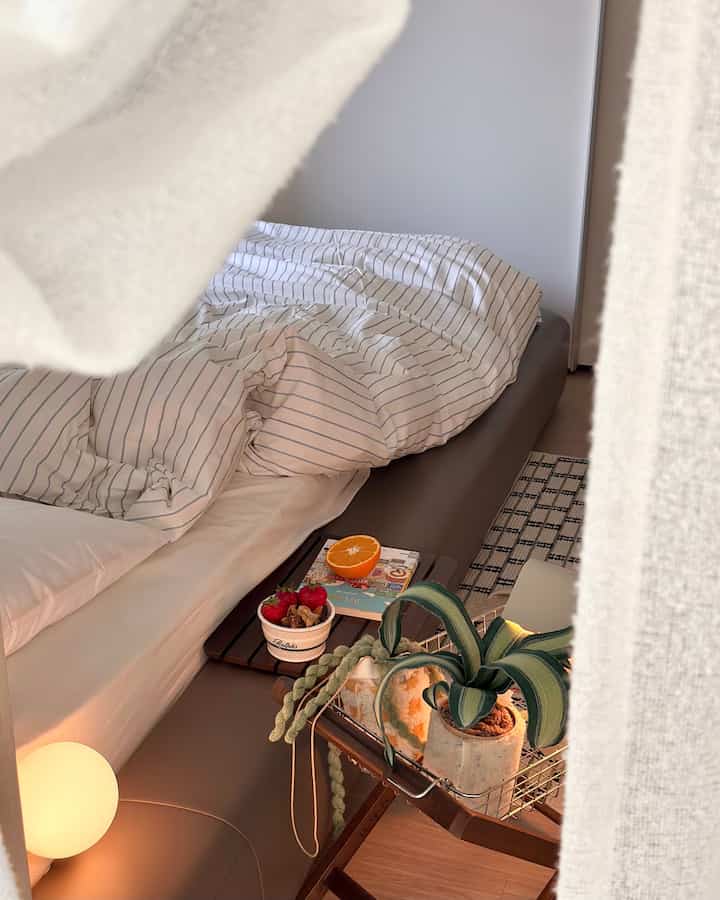 ➰ホテルのベッドで寝転がり。

午前の生活が終わって休んでいます。

🤍バザール|アフターミッドナイト高密度純綿四季布団カバーセット🤍

🛏️私が寝具にこだわる高密度40数プレミアム純綿素材を使用しました。 
ここに認定された素材、香菌、洗濯、乾燥アイテムはアイランのように寝ても安心。 

🛌古い布団カバーを交換したところ、寝室が甲斐ホテルムード。
春のインテリアにファブリックほどのものはありません。
毎日使いながら広い面積を占める布団。
そこに小さなディテールが空間に活力を吹き込みます。

〰️ ストライプが神の一手。
きれいで鮮やかなホワイトストライプが暗いウォールナットベッドフレームともよく合います。
バニラとグリーンカラーもありましたが、次はバニラに入れなければなりません。

🌿ホテルの寝具のように正方形の寝具に眠るソルソル。これがASMRです。
眠れなかった後背中の時、体に沿ってバスラックする音を聞いてみると私も知らないスルリック。

漫画はベッドで読む必要があります。
ほのかな香草のふくらはぎの音におやつを食べて漫画読んだだんだん時間。 🌿

私のための小さい贅沢、 
寝具の交換で完成しました。 😌

＃バザール＃バザール布団＃バザール布団カバー 
＃布団＃布団カバー＃寝具＃寝具カバー＃寝具交換
＃寝室＃寝室のインテリア＃寝室のスタイリング＃寝室の装飾 
＃小さな家＃家の装飾＃部屋の装飾＃小さな部屋＃春のインテリア
＃ホワイトインテリア＃ウォールナットインテリア＃春ワームインテリア 
＃ホームスタイリング＃ホームデコ＃ファブリックインテリア

＃五感レビュープログラムを通じて製品を提供され、直接使用してスタイリングした後期です。