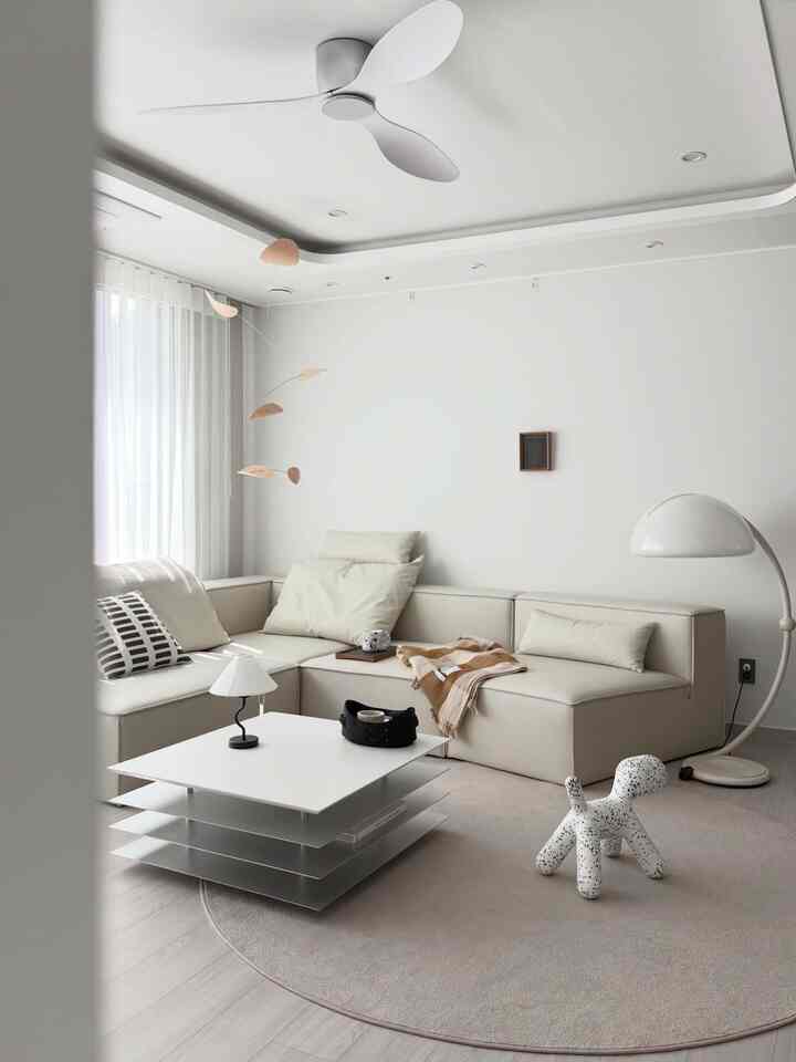 週末の痕跡🫠
週末の天気は無知でしたか？
ペアでぶら下がるガラガラと私のせいで(クールラッククールラック!!)
週末はしばらく近い場所にしか出かけませんでした。
車窓の外に花が本当にきれいに広がっています☺️
ズヒアパートは入居してから数分ではありません。
桜の木がまだまだ上手く見えませんが…

家で食べて寝て遊んだら、家の中が..🫠🫠🫠
午前中再整備完了… ..🫡(心の静けさ)

ソファにビッグクッションを期待して、木製のカニまで置くと
娘で、夫で、お互いを押さえようとしている常石完成✨
家族全員をエクスポートして私！ホール！で！
のんびりとした午後に飲むコーヒーは、増末天上に味です。 🥹

もう午後3時ですね。週末の痕跡、修復されたのでしょうか？

#コンスープ 
＃リビングルーム＃リビングルームインテリア＃ソファ＃モジュールソファ＃livingroom