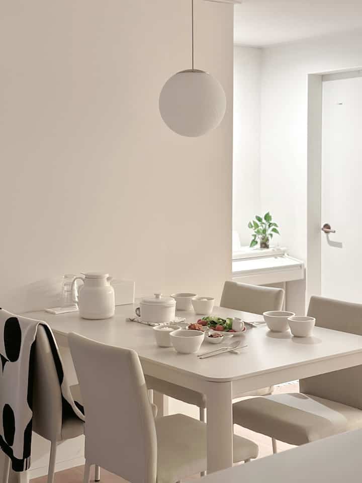 ＃私たちの家の追求は単なる家です。

断定艦の中で心の静けさを得るほうだ。
ほとんどのものは無彩色です。 
ホワイトで統一する方です。 

我が家のご飯だけ見ても好みが感じられますよね？

普通のようだが私の好みを込めて、
私の心が楽になる家です。 :) 

 ＃ホワイトインテリア＃きれいな家＃きれいな生きている＃おめでとう料理＃おめでとうレコード＃おめでとうメニュー＃ダイニングテーブルインテリア＃セラミックダイニングテーブル＃テーブルウェア