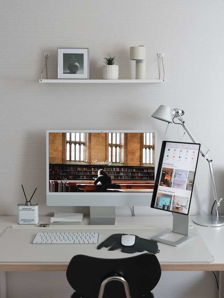 きれいでスタイリッシュなデザインのデュアルモニターのおかげで
デスクテリアに感性も加え、作業効率もアップ！
文書やビデオを見るときは、水平モードと垂直モードに切り替えます。
はるかに快適で専用スタンドで回転もされて活用も 
よかったです。 USB-Cワンで電源と画面同時に
接続されているので設定も簡単です🤍
⠀
⠀
＃コンスープ記録集 