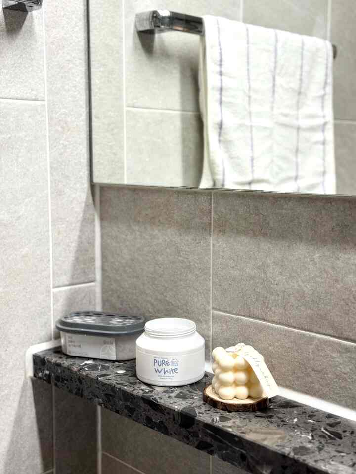 
＃賢明な消費＃コンスープ記録＃湿気除去剤＃バスルーム 

戻ってくる夏に備えて 
あらかじめ用意しておくバスルームをお勧めします😉

🌱ピュアホワイト - 固体消臭剤

バスルームから20分の臭いをつかむ消臭剤です。
ドア閉めておいたバスルームならではのきつい匂いをしっかりと握ってくれて夏にもっと必須！
パッケージングもスッキリしてただ置くだけでもインテリアに傷つけず、
ほのかに広がる香のおかげで入るたびに気分が良くなります✨

🌱来る森 - 天然除湿剤

湿気の多い夏のバスルームに必ず必要な除湿テムです。

天然素材なので安心して使用でき、
何より乾燥して再利用できる再使用製品なので実用的です。
洗面台の下やタオルの中に入れておけば、きついことがしっかり減ります🌿

夏にはバスルームが一番最初に汚れて臭いが上がりやすいです。
この二つだけど、あらかじめ取っておいてもずっと快適に保てますよ💭

＃バスルームインテリア＃バスルームテムおすすめ＃夏の準備＃夏の必需品
＃家の装飾＃ホームスタイリング＃今日の家＃今日の家
＃跡のテム＃新婚旅行のインテリア＃サリムテム
＃バスルーム臭い除去＃消臭剤推奨＃除湿剤推奨＃天然除湿剤
＃快適な家＃ミニマルインテリア＃ホワイトインテリア＃感性インテリア
＃ホームスターグラム＃ホームスターグラム＃ライフスタイル＃家の装飾記録
