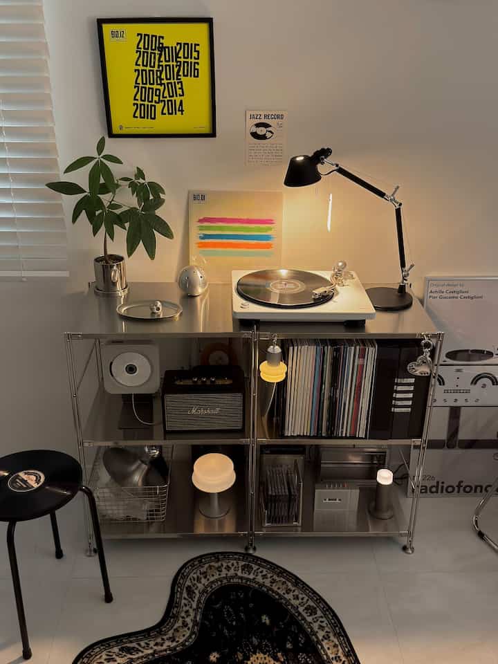 ＃インテリアノウハウ＃コンスープ記録集
4月のミュージックゾーン🎵
ダイニングルーム兼書斎部屋の片側に設けられた空間なのに、
ゲストが来たとき、穏やかなジャズやポップミュージックを置きます。
ドランドラン食べ物を食べると雰囲気もアップ！

普段は聴きたい音楽を聴きながら
自分だけの時間を持っています。 


＃今日の家＃スペシャルクリエイター＃今日の家クリエイター
＃棚＃無印良品＃棚飾り＃ステン棚＃棚インテリア＃趣味空間＃音楽鑑賞＃ミュージックゾーン＃スツール＃レコード＃ターンテーブル＃デノントンテーブル＃lp＃lpプレーヤー#モダンインテリア #照明 #アルテミデトロメオ


