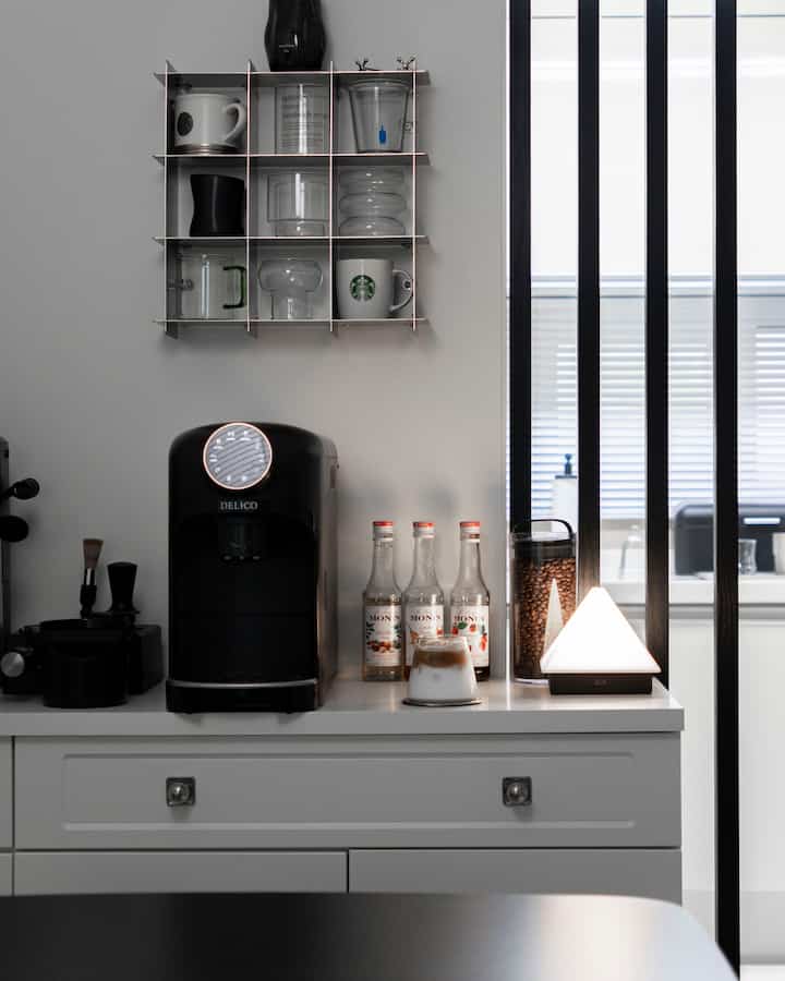 #ホームカフェ #ホームカフェインテリア 

今日はバニララテ一杯☕️
日が本当にどんどん暑くなってきて、
家事だから汗だよ。.😢

＃家が贈り物をお勧めします＃今日のシーンカット
＃ハチミツ組合＃ブラックインテリア＃ホワイトインテリア＃ミッドセンチュリー＃無彩色インテリア＃私たちの家自慢＃コンスープ記録 
＃コンスープ記録集＃コンスープフィルム＃賢明な消費＃インテリアノウハウ＃インテリア＃大掃除
