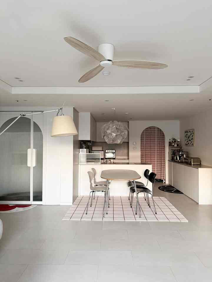 ＃春のワームインテリア＃コンスープ記録集 

ホワイトインテリア

バーガンディポイントキッチン❤️
パターンがきれいなラグとカーテンで飾られています -

バーガンディポイントワームインテリア 
キッチンによく合います☺️

#ライトインテリア
