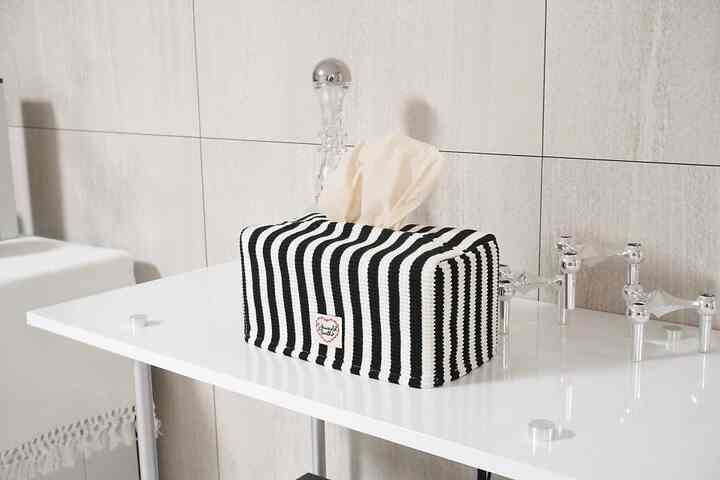 #예쁜템최고야 #콘수프기록
可愛すぎる🖤 
ヨーロッパディニット 角ティッシュケース 最近リビングにポイント！
裏地は綿素材になっていて内面まで気にして作って本当にすっきりしました。
最近の休憩は無漂白の各ティッシュだけを使っていて、休憩がクラフト色です。 🧻🧻
寝室やリビングのどこに置いても雰囲気終わりの王様🤍

#休憩ケース #휴지 #각티슈케이스 #각티슈커버 #각티슈 #갑티슈 #티슈케이스 #티슈커버 #거실인테리어 #선반장 #거실스타일링 
