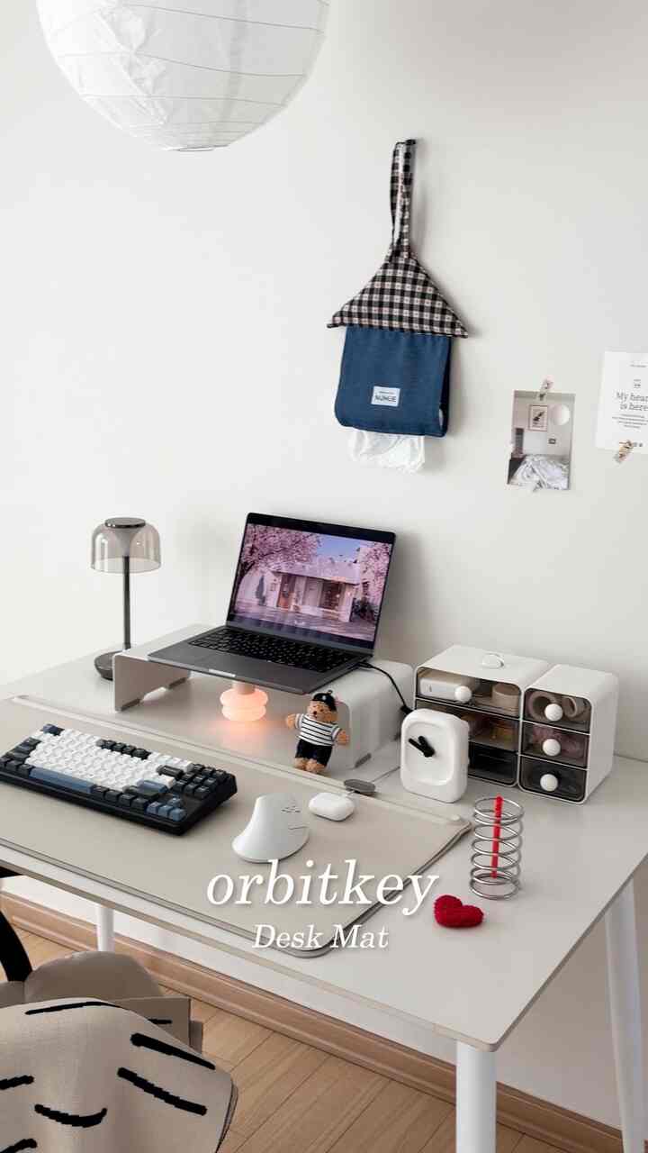 ＃コンスープ記録集

私だけが知りたいデスク用品おすすめ🤍

机の上の雰囲気まで変えるオビキデスクマット
春を迎えて机の上に小さな変化を与えただけなのに、
空間全体がはるかに華やかで整頓された感じに変わりました。

今回使ったオビキデスクマット（L）ストーンカラーは
無理なくトーンをつかみながら
机を柔らかくてすっきりとした雰囲気にしてくれるのが本当に魅力的でした。

ラージサイズでノートパソコン、キーボード、マウスを上げても寛大で
手が届くすべての空間が自然につながって
作業するたびに集中力が高くなる感じがします。
何よりも、この製品がより特別な理由は
単純なマットではなく、整理まで手伝ってくれるデスク用品という点です。

✔️よく失われるメモ紙や書類は
カバーの下にすっぽり入れてすっきり整理できて
✔️磁気ケーブルホルダーを希望の位置に貼り付けます
複雑になりやすい線もすっきり整えることができます。
✔️些細な乱雑さまで整理してくれて
大変重要なことだけに集中できる環境を作ってください。

この詳細なクリーンアップ機能のおかげで
机の上がはるかに断定され、使用するほど満足度が高くなる製品です。
きちんとしたデスクセットアップをお探しの場合
このデスクマットをお勧めします🤍

🎧Bgm：
タイトル：春の日のデート、毎日のブログ無料のブラウンコレクション
ミュージック 
link：•[Royalty Free Music]著作権のない春の日のデート感性日常...
 
#オビキ #orbitkey #デスクテリア #オビキデスクマット
#デスク用品 #デスク整理 #デスクセットアップ 
