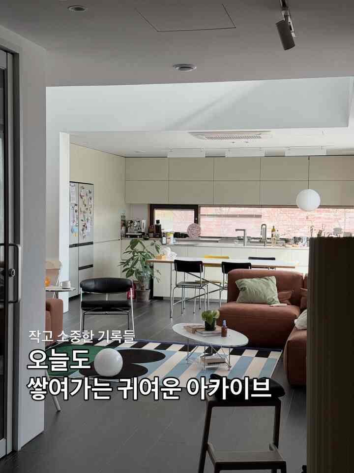 #記録の大切さ 

私たちの家には、うんちの手が届いた創作品の中で特に私の目に付いた紙だけを集めておくところがありますよ🖼️
額縁の裏面に一つずつ貼り始めた絵ですが、 
要額縁の横に見えなかった額縁一つがあるんじゃないですか？？！🫨

玄関の隣の壁に歩きたいということを説得し、うんちんが部屋に歩いてあげようとしたが、いつの間に席を見つけたのかよぎだがぴったり！持っていきますよ😂😂
しばらくは要席ですよ🥹🙏

数日前、ラグが巻かれていた紙棒も、うんちの愛着テムに登場しました！
ベッドの横を守る、起きたらソファでまた持ち帰って
今朝は棒が折れて一人で収拾しようとしないので泣きながらママを呼ぶ音が私のモーニングコールでしたよ😌

もともと愛着棒の一枚くらいはありますよね？

＃リビングルーム＃livingroom＃住宅＃家の装飾＃ハウススターグラム
＃コンスープ記録集 