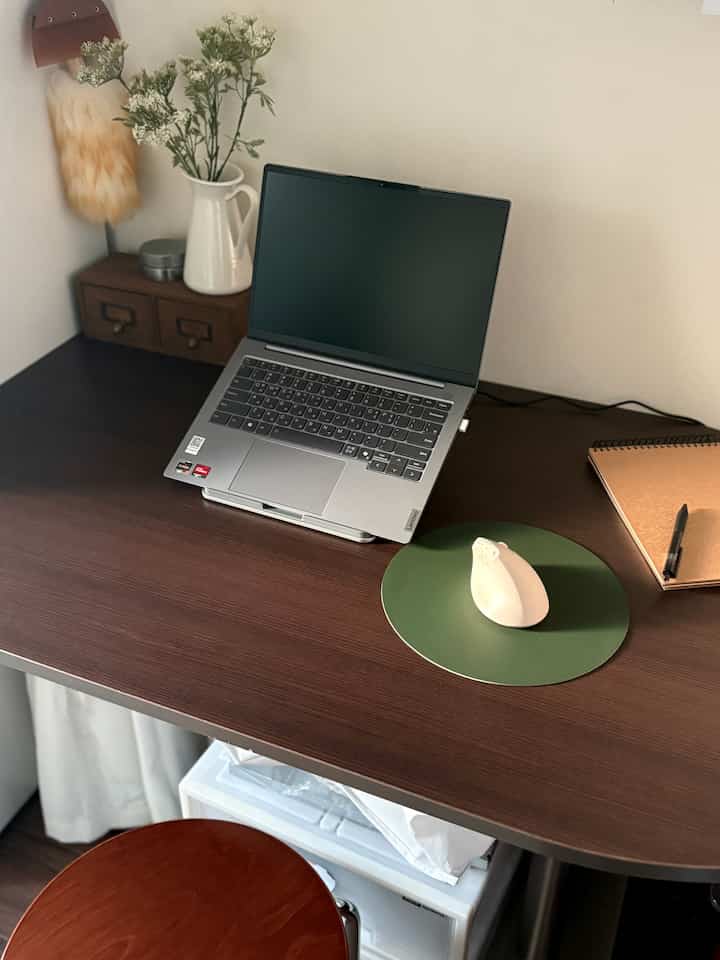 作業室で書いている机の上のスペース

ノートパソコンをよく使うことはありませんが、それでも時々使用するときに首の保護のためにノートパソコンの台を買いました。視線が少し上に向かうので頭を下げないのでカメの木の防止に良いと思います👍

据置台に住む金にバーティカルマウスも買ってみました。 
まだ慣れていないと厄介ですが、手首の折れが少ない人間工学的構造なので、手首の健康にははるかに良いと言うので、次第に適応してみるべきです〜

#デスクセットアップ