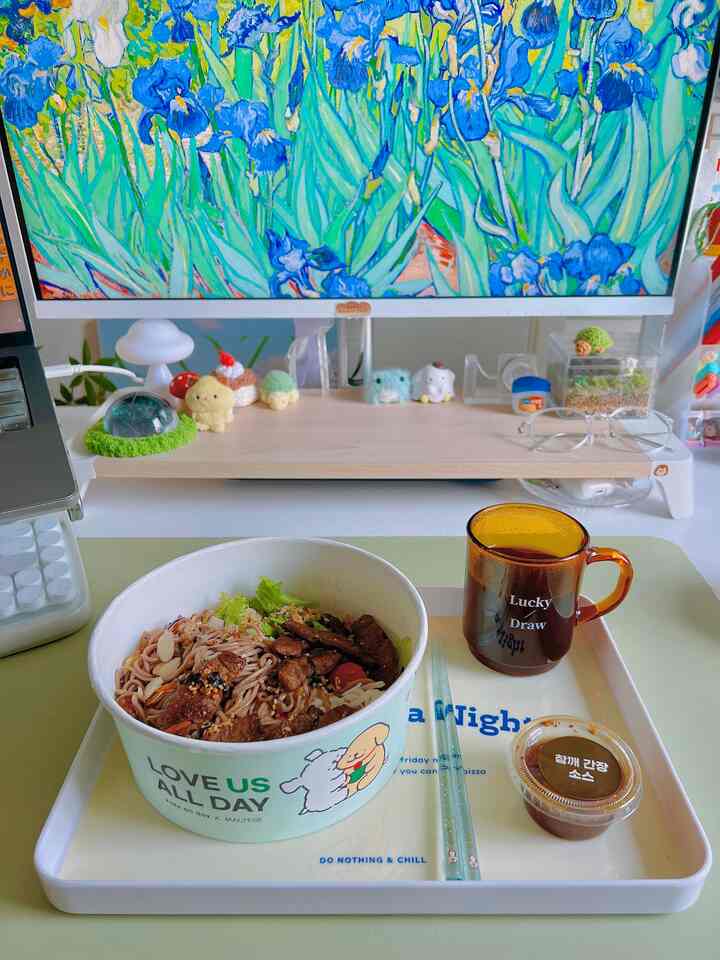 赤ちゃんの人形と一緒に食事する時間🩵

モニターの前に擁器沸騰が集まっているハンドメイド人形と
香ばしいそばポケ🥗
ポケ勇気までかわいい食事時間🍽️

＃コンスープ記録集 