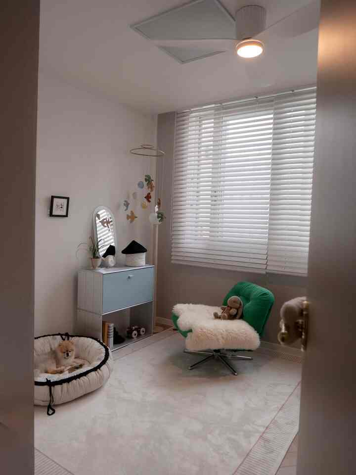 ベビールーム飾るing 

エアコンのない部屋なのでシーリングファンでまず設置してくれました。 
生まれたらしばらくは私たちの寝室にベッドを置いて一緒によく予定で大丈夫ですがもう少し大きいとこの空間にベッドを置いてくれる予定なのですが心配です。 
だからシステムエアコンをする必要があります🥹 

それでもこのシーリングファンの一つでしっかり涼しくて 
気になってしまった。 

他の方々はぜひ.,,!!システムエアコンを..、、してください！ 
（引っ越しに行きたいです。.,🥹🥹🥹🥹） 



＃ベビールーム＃ベビールームインテリア＃ベビールーム小道具＃ベビールーム家具＃新生児の装飾＃新生児用品＃ベビー用品＃シーリングファン＃モジュール家具＃ベビークッション＃ベビーベッド＃ラグ＃小さな部屋寝室 