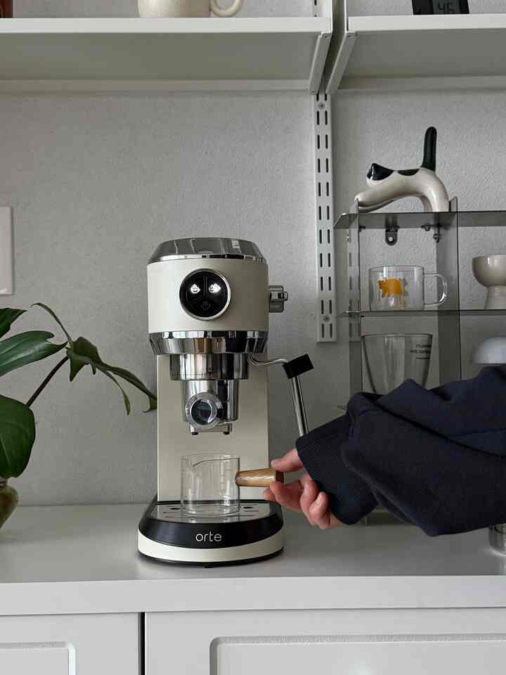 登院後コーヒー一杯国ルール！
私の好きなカフェでいっぱい買ってきた焼きと自慢コーヒー一杯なら幸せ.. 🤍

ホームカフェ入門用としてたくさんオススメのオルテコーヒーマシンを使ってみましたが、とても面白いです！

ヨーガカプセル、豆、パドコーヒーはすべて抽出可能なうえ、抽出する味のある製品ですよㅎㅎ

手動グラインダーだけなので、豆腐に行くのは少し大変だったけど..

入門者用豆グラインダーをおすすめしてください☕️🤍

#ホームカフェ 

