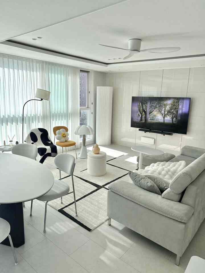 南向きの我が家に日差しいっぱい☀️

日差しを防ぐシフォンカーテンですが、
こんな晴れた日にリビングルームにいると 
カーテンを開けて日差しが入ってくる感じ😖

週末も天気が晴れそうです。
週末の天気のように澄んで幸せに過ごしてください🤍

＃コンスープ記録集＃今日の私たちの家3
＃リビングインテリア＃リビングインテリア＃ホワイトインテリア＃モダンインテリア＃リビングルーム＃リビングインテリア＃リビングインテリアアクセサリー＃リビングインテリアデザイン＃リビングインテリア＃リビングを飾る＃リビングソファ＃ジャコモソファ＃ダイニングテーブル＃タワー型 