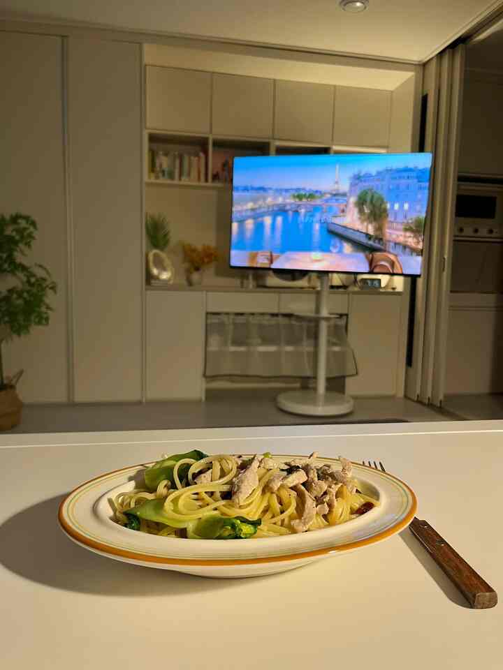 振っても泡立てても材料が出続ける
ほぼ何食材の水分である私の冷蔵庫👀💦

🥩雑採用肉少し残っていたのを解凍して、
🥬しゃぶしゃぶ用野菜が残っていた

冷たいオイルパスタで夕方に解決してみました。

ペパーロンチーノをたくさん入れて
スパイシーなのでとても美味しかったですか？◡̈

トイレの掃除もして
見ているのを見てください。
それはかなり良い日です...🤍

＃冷毛料理＃自家製インテリア＃自家製インテリア
＃幸せ料理＃幸せ住宅＃幸せ住宅36型＃幸せ住宅インテリア
#36型インテリア #36型幸福住宅 
＃リビングインテリア＃リビング飾り＃リビングテーブル 
#1家具 #1家具インテリア