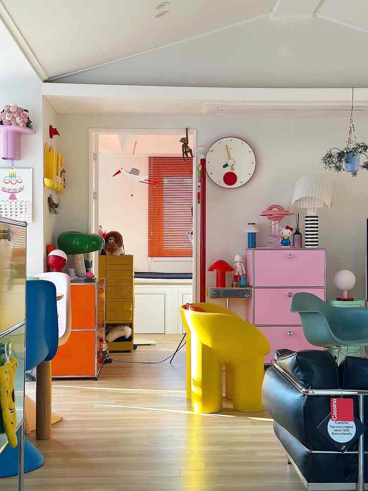 ＃コンスープ記録集＃今日の私たちの家＃2

日差し満載の春です！ 🌈
カラーを愛するパク・ゴン屋根私たちの家のリビングルーム💛
住宅が与える感じはアパートとは違うでしょうか??🏡
カラーがくれる幸せ感は無彩色ともう一つの喜びです！
気分を良くする力がありますよ🪻
色づらいと思わず、小物からぜひ挑戦してみてください！とても幸せになります😍🫣

＃lc3＃cassina＃usm＃usmhaller＃usmデスク＃usmピンク＃クイブ＃私たちの家＃家具インテリア＃私たちの家のリビングルーム＃リビングルームのインテリア＃メイトハウス＃ハウススターグラム＃コンスープ記録＃住宅インテリア
