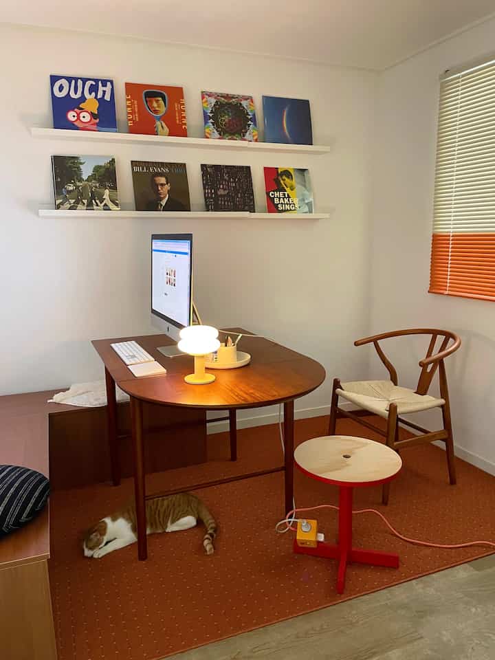 #콘수프기록집 #ftc23기 #작업실 #가구배치

今日は作業室の家具配置を変えました🖥️
元の姿はベンチとサイドテーブル
そして机と椅子の組み合わせでそれぞれ置いた。
机の上のベンチをメインとして使う仕組みに変えました😉
おかげで、お互いに対向して作業が楽になりました。
部屋もはるかに広く見えますか？
Beforeは一番最後の章に… 🤎

#お部屋 #우드인테리어 #미드센츄리모던 #일광전구 #조명 #책상 #확장형테이블 #lp수납장 #lp선반 #홈오피스 