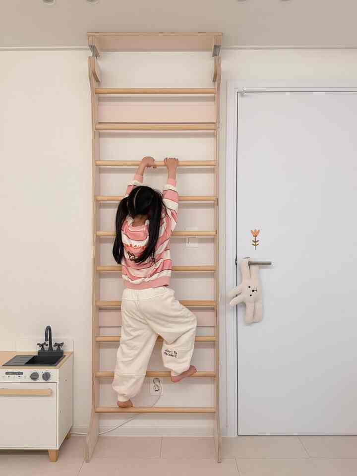 40万ウォン台ムタゴンシュロスバー聞いたことがありますか？ 👀
シュロスバ最近どうしてこんなに熱いのか気になった 
70cmくらいのスペースがあれば、自宅で様々な身体活動をしながら 
あふれるエネルギーも使い尽くして！成長に役立つまでになるなんてそうでしょ？

良いことを知っていても、価格帯が高くて躊躇していたら 
ダラミ、ドロミが一ヶ月一日中ぶら下がっている
リーズナブルな価格の*ウプスムタゴンシュロスウォルバ*お勧めします✨

*発売記念割引で送料込み40万ウォン台 
* 〜4/24まで購入時のプルアップバー+円形スイング無料贈呈 
* 〜4/24まで購入時のこどもの日前配送  

21ヶ月ドロミド、9歳ダラミも好きなシュロスバ 
エネルギーあふれる赤ちゃんのこどもの日プレゼント悩んでいるなら 
ローンチ特別割引期間をお見逃しなく！ 

ジェシネハウス特別追加割引もありますので、興味があれば私のInstagramに遊びに来てください🤍


＃今日の私たちの家＃コンスープ記録集＃小さな部屋の飾り 