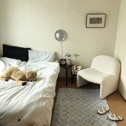 🏠 침실 인테리어
칙칙함에서 포근함으로 (Before & After)
침실 분위기를 바꾸고 싶어 진행한 소소한 변화들.
트롤리 대신 체어를 두어, 침실을 '정리하는 곳'이 아닌 '쉬는 곳'으로 바꿔봤어요! 
작은 가구와 소품 배치만으로도 방의 온도가 달린진 것 같은데 어떤가요?
#요리조리배치마법사 #가구재배치 #beforeafter #ftc23기 