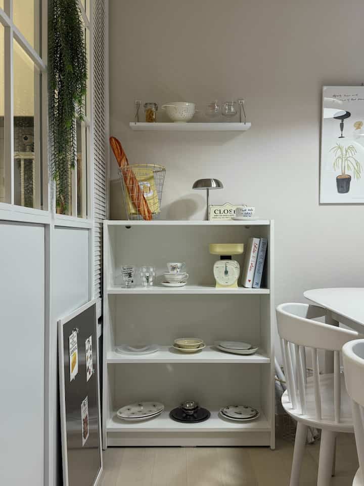 ＃インテリアノウハウ＃コンスープ記録集 

つまみながら
空の壁を静かに置かない瓶にかかった油...

だからダイニングスペースにもう一つ入ったビリー🤍

私のお気に入り
ボウルとカップを入れた油

かわいいもの、ヴィンテージのもの
私の好みのボウル🤍



＃イケアビリー＃ビリー3段＃ボウル
＃ボウル＃カップ＃棚飾り＃棚 
＃キッチン装飾＃キッチン＃キッチンスタイリング
＃秋の壁＃ガラスの壁＃ブラインドの壁 
＃テープラインダイニングテーブル＃それからサラポスター 
#マグネットステンボード #ドルリ鉄製バスケット
#ホワイトインテリア #ビンテージインテリア 
＃家を飾る＃ホームデコ＃ホームスタイリング 