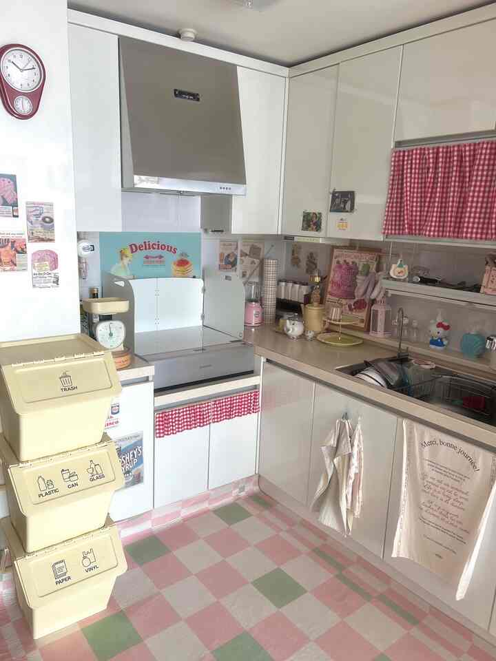 ＃五感レビュープログラムを通じて製品を提供され、直接使用してスタイリングした後期です。

🎀昌隊長長インダクションシールドオイルフィルム熱遮断ガスレンジガード高級レンジガードオイルチューン防止ガード

 料理をしてみると、ちょっと席を空けてもどこでもソースがはねる事がよくあります 🥲 我が家のキッチンにはヴィンテージポスターとはがきもたくさん貼っておいたのにソースがたくさん揚げたらさっぱり続いたんですねになりました💗 

 昌大将長インダクションシールドはまずデザインがミニマリストですっきりします！だからキッチンスペースを完成するミニマルなオブジェの役割をしてくれたんですよ 🤍 私たちの家にも似合うか最初は悩みを少ししましたがあまりにもミニマリストでスッキリだったので自然に似合いましたよ 🤍 どんな家にも似合うデザインという点が大きなメリットですよ 🤍 

 そして、遮蔽膜はサイズ選択が可能ですが、私は4段600サイズを選択しました！このサイズはサムスンビスフォークのインダクションにぴったりのサイズなので、かなりのガスレンジ、インダクションに合ったサイズのようです 🧡 そういえば調理空間を広く使えて実用的だと感じました！ 

 この遮蔽膜は、揺れのない安定したジャム防止で設計されたそうです！私はキッチンの3つのインダクションと円卓の上の1つのインダクションの両方を使ってみましたが、両方のスペースで安定して設置されています。
 実際、私はインダクションを大切にする心にインダクションの上に何かを載せるのが好きではありませんが、この遮蔽幕は一度軽く上げると簡単に動かなくてインダクションにギスが飛ぶ心配をしなくていいです🤍

 最後にこの遮蔽膜は管理が楽なプレミアムステンレス素材で作られたそうです。だからか、食べ物が飛び出しても行走でスッピングするとすぐに消えますよ！水ですすぎ洗いできるという点もとても便利でした🤍 そして、使わない時は折って保管することもできてよかったです！ 

＃調理大拡大 