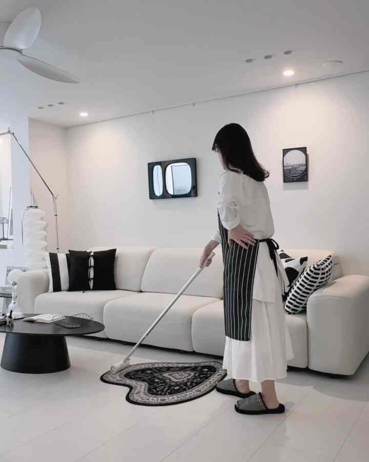 ＃コンスープ記録集＃賢明な消費2
常に横に置いて使用する 
きれいなテムがありますか？🧹
最近、私の愛着清掃は 
まさにJAJUのモジュラークリーニングもあります！

毛むくじゃらのポポを追いかけて 
ほこりクリーナーを戦って返すと 
そんなに開運できませんね🤩🧹✨

JAJUダストクリーナーは 
斜線カットで引き裂くことなく 
すぐに一度に芽が出ます〜

よく使う空間に置いて便利に石石～
専用ケースでスッキリ収納可能なので
私はソファの横に置いて頻繁に使用しています！

ラグダストを取り除こう 
座って座った最後の日は行きます🤣
長さ調節が可能なモジュラーポール台にはめ込むと
ラグやカーペットも腰を下げずに
気軽にほこりを取り除くことができるので、どれくらい楽なのかわかりません！

しかもモジュラーポールヘッドをスキージに変えれば 
浴室水抜きも簡単！簡単！
シャワーの後に噛み込んだ浴室の壁や床も 
簡単に芽を拭き取ることができます🫧

スマートでモジュラーな先端新박
よく使われる理由があるんですよ～🤍

清掃の一つ一つで毎日きれいな我が家
清掃が確実に簡単になる方法
今すぐ準備してください！🤗

🏷️JAJUクリーニングモジュラー長さ調整ポール
🏷️JAJUクリーニングモジュラーよく分離したほこりクリーナー
🏷️JAJUクリーニングモジュラーシュートスキージ

＃頻繁に＃JAJU＃頻繁に清掃することができます。 ＃バスルーム水除去