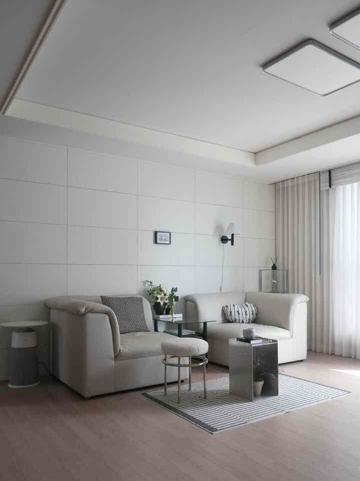 #우리집추구미 

ミニマルよりもマキシマルに近いですが🤭
きちんとしたすっきりを追求します！  #거실꾸미기 #화이트인테리어 #모노톤인테리어 #쇠테리어 #인테리어소품 #천연가죽소파 #레이어소파 #셀프인테리어 #아트월시트지  #홈스타일링 #홈스타그램 
