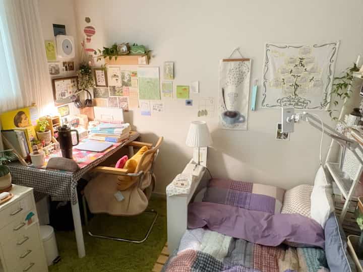 I'm satisfied because the atmosphere of the room changed completely just by changing the bedding ••🍇

Books, plants, and even a cozy duvet

Quietly recharging here again today ☁️

#MyHomeChuGumi

#TodaysHome #자취방 #원룸인테리어 #원룸꾸미기 #작은집인테리어 
#WoodInterior #내추럴인테리어 #감성인테리어 #아늑한공간 
#HomeDecor #홈스타일링 #방꾸미기 #소품인테리어 
#SpringInterior #봄방꾸미기