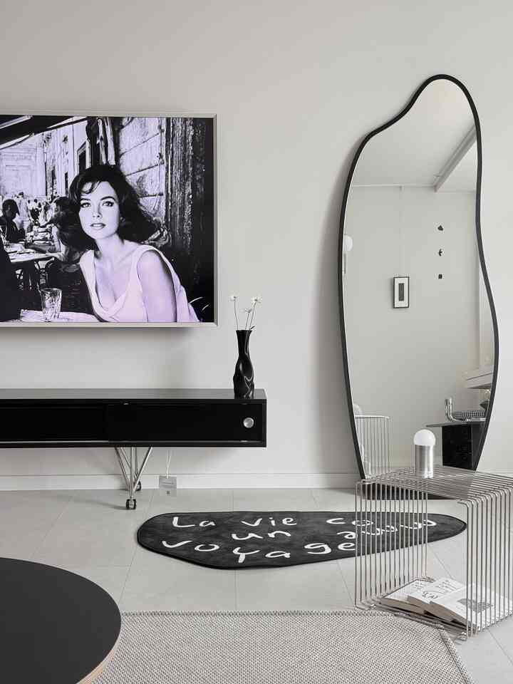 家を飾ると、オブジェの欲は終わりもありません。

ユニークなシェイプと質感で
しっかり置くだけでも特別な感性が埋まる   #블랙앤화이트인테리어  #화병인테리어  #거실꾸미기 #tv장  #전신거울 
