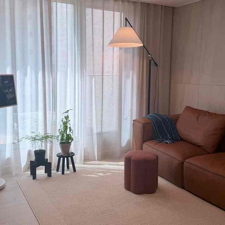 暖かい日差しが休んでカーテンの間に 
入ってくる日なので、写真を一枚残しました☀️

変わったことはない同じ私たちのリビングルームですが、こんな日にはもっときれいに見えるようです 🌿

最近の天気がとても好きで日中にカーテンを開けておくと 
家が明るくなるのが気分まで良くなりました。 
この味に春を過ごすのではないでしょうか🌸🌸

隣人は少ない週末良い天気を楽しんでいます。  #콘수프기록집 #거실인테리어 #거실꾸미기 #소파추천 #가죽소파 #브라운소파 #tv없는거실 #키코디자인레이첼 #3인소파  #아우어룸조명 #장스탠드 #거실조명 #거실러그 #소파테이블 #트롤리 #트롤리테이블 #tv없는거실 