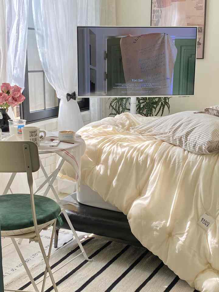 #コンスープ記録集 #春ワームインテリア 
私の部屋に訪れた春🌼今回の春の寝具は、華やかでありながらふわふわのバタークリームカラーのベーシックな寝具に変えたので、寝室の雰囲気がさらに柔らかく暖かくなりました。

レンジングテンセルモーダル100％素材なので肌に触れる感じが本当になめらかで軽いです。柔らかく通気性も良くて、 
寝ると快適な感じがするのが一番好きです！

季節が変わると寝具だけを変えても雰囲気が大きく変わって 
軽く春に感じるのがいいと思います🌸

＃今日の私たちの家＃春のインテリア＃寝室のインテリア＃寝室の装飾＃部屋の装飾＃寝具の推奨＃布団の推奨 
