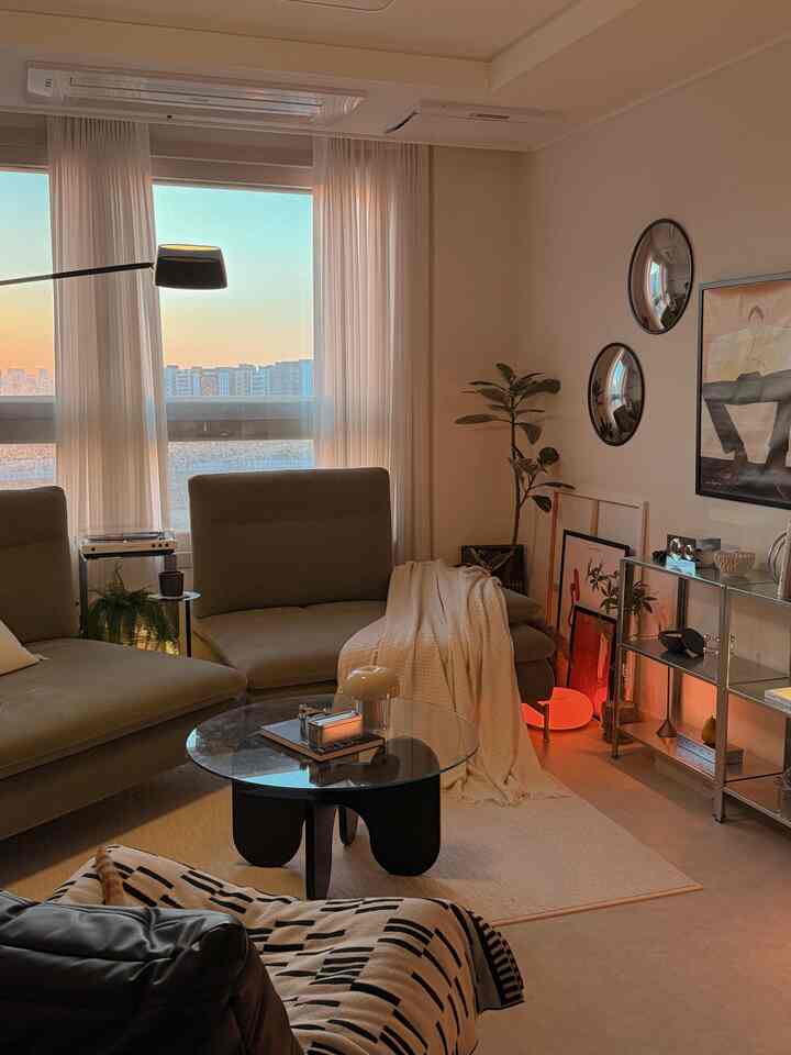 #콘수프기록집  #선반꾸미기 #선반스타일링 #거실스타일링 #거실꾸미기 #거실인테리어 #벽꾸 #벽꾸미기 #아르네야콥센 #아카리 #조명인테리어 #쇠테리어 #소품인테리어 #소품스타일링 #인테리어소품 #인테리어액자 #무선조명 #와인랙 #액자인테리어 #인테리어액자  #조화인테리어 #인테리어조화 #홈스타일링 #거실테이블 
