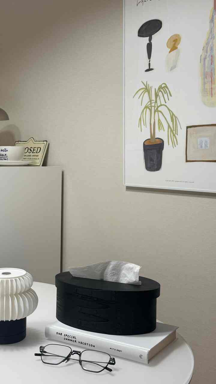 ＃インテリアノウハウ＃コンスープ記録集 

▫️ドルリウッドシェーカーティッシュケース（楕円形ブラック）

ティッシュケースですが、シェーカーボックスフォームです。
見るほど、より素敵な感じ🖤 

ウッド素材だからグランジ
光を受けるたびに感じが少しずつ変わって
目が続き続ける製品

クラフト職人が作った
100％ハンドメイド製品だから
詳細は生きています

ティッシュを入れておく用途ではなく
簡単な小物を入れておいても大丈夫です。
活用度も高くて油

ティッシュケースの役割はおまけで、
雰囲気がメインなアイテムがエユ🖤



#リビングショップ #ドルリ #dorri
#ドルリ休憩ケース #シェーカーボックス
#シェーカーホイールケース
#ティッシュケース #ホワイトインテリア
＃ビンテージインテリア＃家の贈り物
＃イケアビリー＃ウッドテーブル＃リビングルーム
＃家を飾る＃ホームデコ＃ホームスタイリング 
