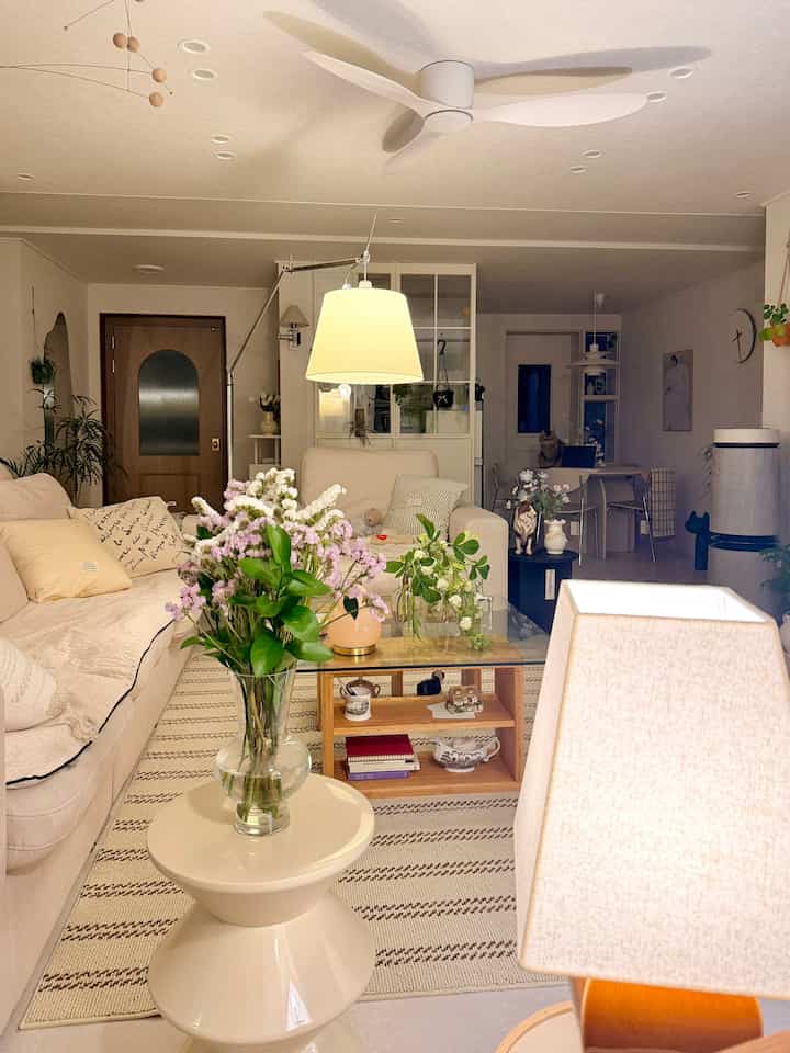 ＃インテリアノウハウ＃コンスープ記録集

空間で最大の役割を果たすのは
照明ではないかと思います。

照明ひとつで空間のムードが大きく変わりますから✨

だからもっと愛情になると思います🤍

#リビングスタイリング＃家の装飾＃ホームスタイリング＃ホームインテリア＃リビングインテリア＃新婚旅行のインテリア＃ホームスターグラム＃ホームスターグラム＃インテリア記録＃照明インテリア＃ムードランプ＃スタンド照明＃感性照明＃照明おすすめ＃感性インテリア＃ウッドインテリア#暖かい空間 #居心地の良い空間 #ホームカフェ #植物インテリア #プランテリア #空間記録 #日常空間 #感性集 