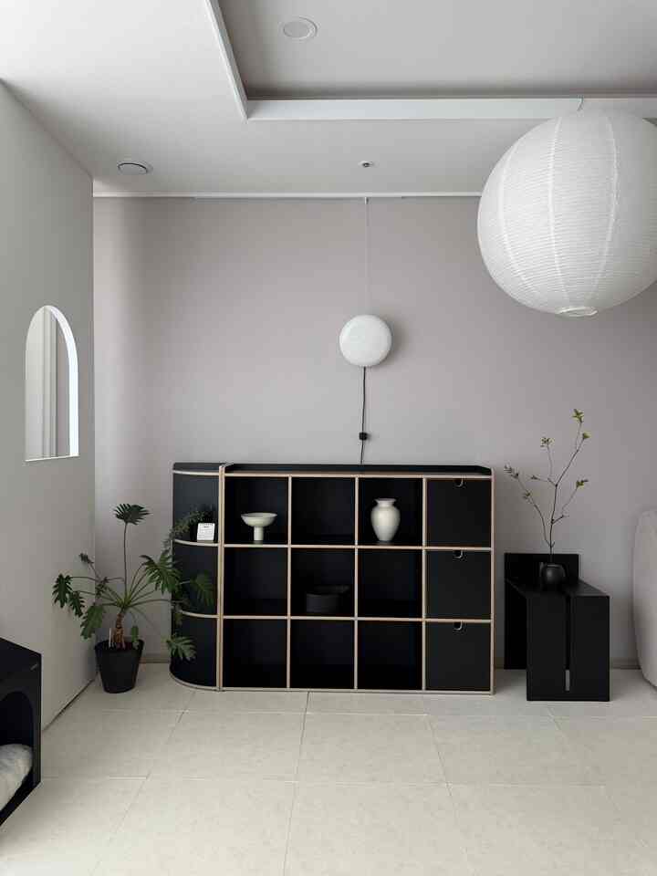 今日は最近、私たちの家の最大の変化はまだ変身しているリビングルームのソ・ジェファの物語です！

テレビのないリビングルームを夢見て始まったリビングルームのソ・ジェファ
悩みの終わりに大胆にテレビがあった場所を空に 
子供と一緒に本を読む空間に変えて
日常の風景が完全に変わりました:)


