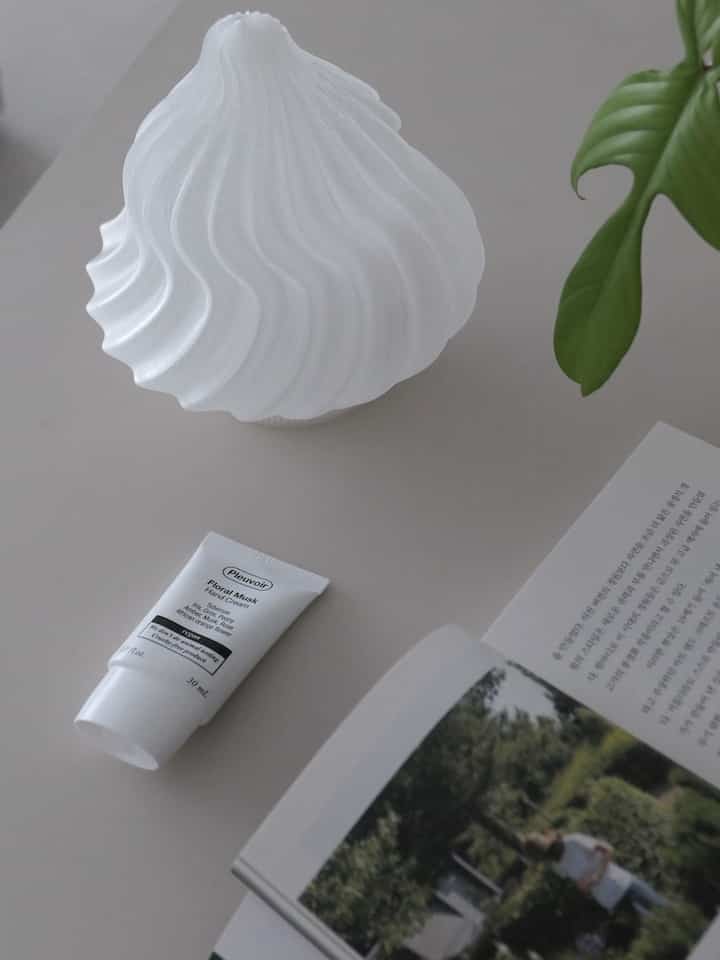 写真で盛ってみると、ミニ照明1つだけでもテーブルや棚の演出が盛り上がる感じがして、写真ごとに一つずつ抜き上げておくことになりましたよ💡

だから照明を集めるのが好きです。 
スペース制約のないポータブルならもっといいですよ🤍

メレンゲに似たパルベショップのミニメレンゲスタンド照明！
実はパルベショップは鮮やかなシャントカラーがメインですが、ホワイトも溢れてきれいです。 
かわいいチコスターの上に置いておくのにも合いますよ😉

＃照明＃照明おすすめ＃ムードランプ＃パルベショップ＃ミニ照明＃ポータブル照明＃スタンド照明＃コンスープ記録店＃インテリアノウハウ＃照明レストラン＃家の贈り物＃家の贈り物おすすめ 