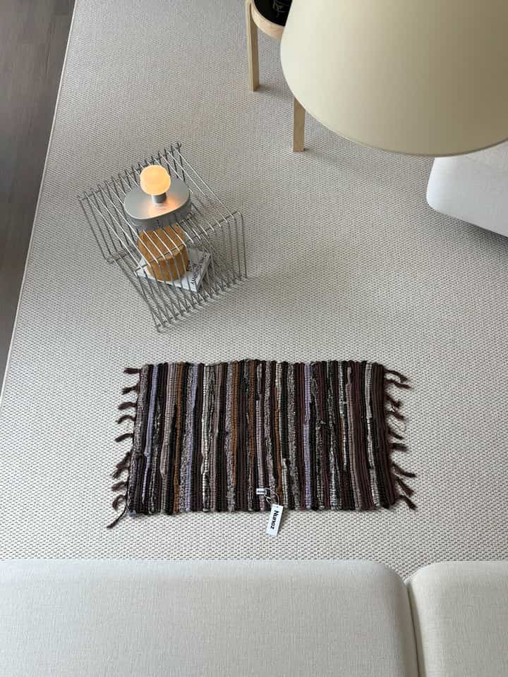 リサイクル方式で仕上げた少し違った感じの
Chroma Rug!

リサイクル可能な素材に新しい価値を加える
ポイントサイクル良いラグです:) 

特性上、製品ごとに使用されるパターン、色、配置が異なる場合があります。
より特別でモダンなインテリアにポイントとしてぴったりです🖤
滑り止めパッドを使用してねじれなく使用が可能で、より便利です！リビングでも寝室でもどこでもとてもきれいです:)

ヌノーズは照明もきれいですが、ラグも越えてきれいですね☺️

＃今日の私たちの家＃コンスープ記録集 
＃ヌノーズ＃ラグ＃ヌノーズラグ＃リビング＃家の装飾＃リビングルーム
#リビングインテリア #リビング装飾 #リビングスタイリング 