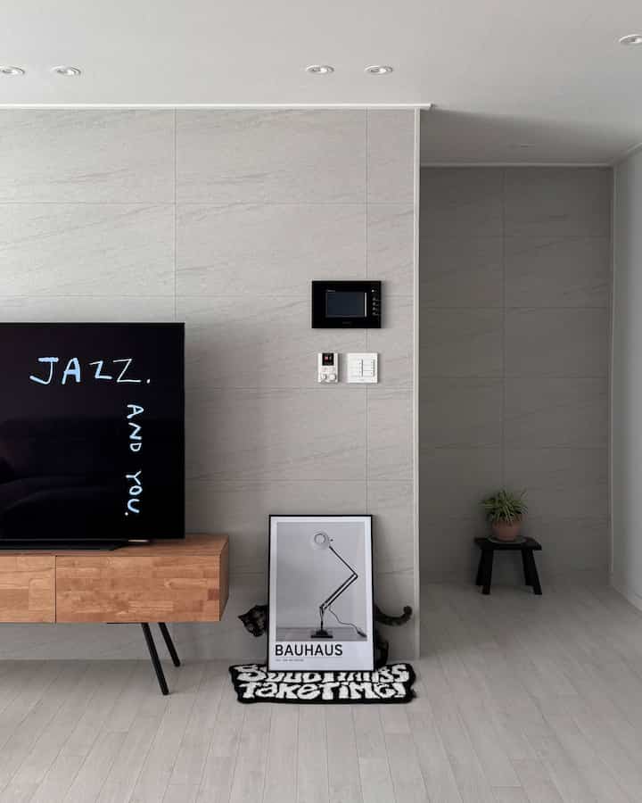 ＃製品提供| ミッドセンチュリー感性の小物おすすめ☑️
家のムードを生かしてくれるヘイマンションポスターフォトフレームです。
空の場所にトゥクトゥク置くだけでもムードが大きく変わります。

ブラック＆ウッドのインテリアにミッドセンチュリー感性のスプーンを載せる
雰囲気をさらに引き上げてくれますね。
一見すると照明を置いたような錯視効果まで👀

A2サイズだから遠くから見た時もパッと目に入って
寂しい空間にポイントとしてぴったりですね。
その日その日の気分に応じてポスターを変えてくれる楽しさも撃ちます。
 
＃ヘイマンション＃heimansion ＃ラグ＃インテリア小道具＃ミッドセンチュリーモダン＃ミッドセンチュリーインテリア＃モダンインテリア＃バウハウス＃ラン選集