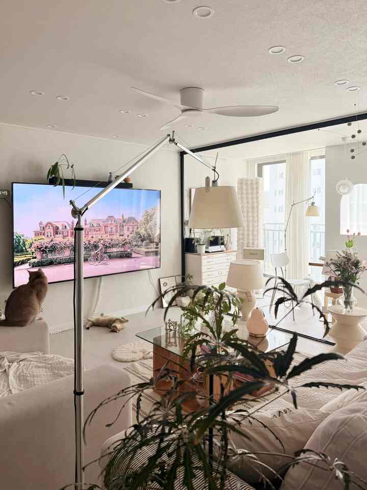 平和な週末😌🤍

音楽を入れて、ニャンたちと癒しながら一日を始めましょう。🐈

昨日の帰り道に花市場で偶然見たジョポップの木がとてもきれいで連れてきました！

花の写真は2番目の写真にあります🤭



＃今日の私たちの家＃コンスープ録画集＃照明レストラン＃ブルートゥーススピーカー＃拡張リビングルーム＃新婚旅行スタイリング＃オブジェ＃小道具 
