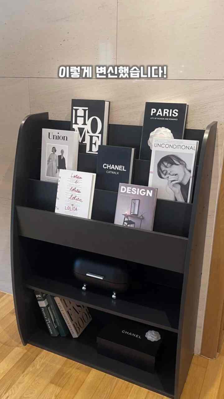 子供部屋まとめて捨てようとしていた本棚の華やかな変身！ ✨
とても甘いおもちゃでいっぱいのホワイト本棚でしたが、シックにブラックで塗ってくれると全く違う家具になりました。リビングルームのテレビの隣に置き、普段好きなマガジンたちとオブジェたちを叩き上げておくと、我が家のリビングルームの雰囲気がバッチリですね。  #가구배치 #가구리폼 #DIY #거실인테리어 #책장리폼 #업사이클링 #오늘의집 #인테리어기록 #비포애프터 