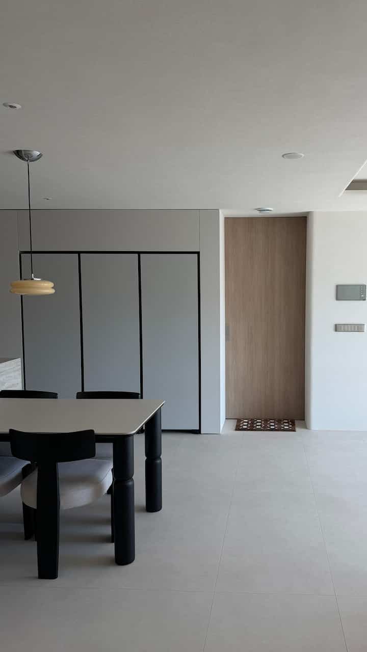 #冷蔵庫 

冷蔵庫のすぐ隣にあるシートではありませんが、
冷蔵庫の前にあるシートに収納する方法（笑）

＃キッチン＃キッチンインテリア＃冷蔵庫＃パントリー＃パントリー整理＃キッチン飾り＃ミニマルキッチン＃きれいな家＃クリーンハウス＃きれいな家＃ミニマルインテリア＃ミニマルライフ＃整理整頓＃整理ボックス#赤ちゃん 