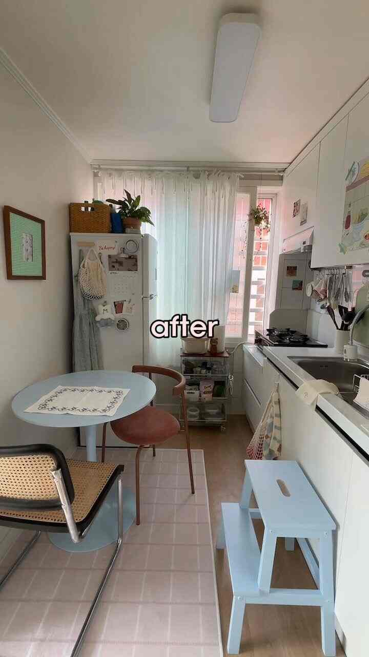 #コンスープ記録集 #インテリアノウハウ

月曜日の天気がとても好きです。 
寝室とキッチンの写真を撮るふと昨年とは違う
キッチンを見て少し驚きましたか？

開始はダイニングテーブルペイントリフォームでした。
塗料材料も買って数ヶ月放置する
冬が来る前にしなければならないと思い、秋頃にやっていたと思います。

実はキッチンを飾ろうとしたのではありませんでした。
何年も書いたホワイトダイニングテーブルがそろそろ疲れました。
着色になった部分が見たくないので隠そうとしたのに
ダイニングテーブルのリフォームを一つにしてみると少しずつ欲が出て
ラグも敷いてポスターも貼り、カーテンも変えて
今まで少しずつ変えて持ち歩いてみると
今のキッチンになりましたね。

もちろん、このキッチンはとても好きではありません😆
しかし、昔はご飯だけを急いで食べる空間だったら
今は面倒で手放した料理もするようになって
コーヒーも飲みながらリラックスする大切な空間になりましたね☺️

小さな家が時々苦しくて早く引っ越すべきかと思いながら
この家に住んでいる小さな大規模な目標と少しの思い出
私の日常をより豊かにしてくれるようで愛情を与えています。

#キッチン飾り