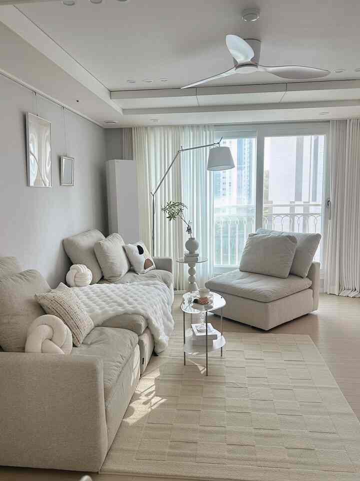 #趣味は家具配置 #ftc23

最近私たちの家のリビングルーム
一つの姿で長くはありません🤍

週末の朝は日当たりの良い方に変えて、
平日の夕方には二人が期待して休みやすい構造に変えて、
ゲストの来る日に向かい合って話し合うようにまた変えています:)

昔は家具を一度置くと
ずっとそのまま使うのは分かったけど、
生きてみると家もその日の気分と
生活様式によって少しずつ変わったんですよ。

だから最近最も良い選択の一つ
モジュールソファでした✨

必要に応じて動かしてください。
リビングの雰囲気も変わり、
狭いスペースもより広く使うことができ、
同じ家なのに新しく感じられる楽しみもあります。

我が家でよくする配置はこんな感じですよ👇

✔ゲスト来る日には対面型
✔掃除する日には日型
✔映画を見る日にはベッドタイプ
✔コーヒーを飲みながら休む日にはコーナータイプ
✔ 気分転換したい日には別の仕組み🤍

特別なインテリアをしなくても
家具配置1つだけを変えても
家の雰囲気がかなり変わるということ
最近最も大きく感じています。

同じ空間でも
少しずつ変えて生きる楽しみ、
私だけを感じるのではないですか？ ☺️

あなたが家で気分を変えたいとき
家具の配置を変えた方ですか？ 👀


＃今日の家＃モジュールソファ＃ソファの配置＃リビングルームのインテリア＃新婚旅行のインテリア＃25フラットのインテリア＃25 #インテリアアカウント