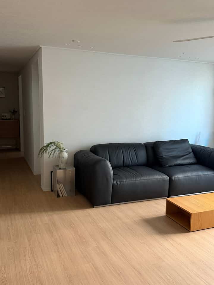 #コンスープ記録集 #インテリアノウハウ

モジュールソファの利点は前後に移動することです。 
結局初めて構図に戻ります🤍

＃今日の家＃今日の家のインテリア＃今日の家の家＃家の装飾＃部屋の飾り＃ホームインテリア＃ホームスタイリング＃インテリア＃インテリア記録＃35平アパート＃35平アパートインテリア＃アパートインテリア＃アパートの家＃ハウススターグラム

