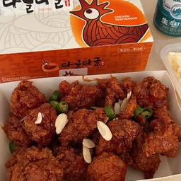 맛있는 닭강정 집 발견 ! 
사당 주민 추천 찐맛집이래요
국내산 닭다리살을 사용했고
튀김 옷이 눅눅하지 않고 바삭 단단한? 스타일이에요 취저 .. 매콤한 편이고 고추랑 먹으면 더 맵지만 자꾸 손이감 .. 중독성🔥
아쉬운 점은 양이 적다는 거ㅠㅠ
시원한 맥주랑 캬 .. 행복했다
#닭강정 #맥주 #홈술 #온더테이블 #치킨스타그램 #맛집 #맛집스타그램 #맛집탐방 #홈술 #치킨추천 #서울맛집 #홈파티 #맛집추천 #푸드 #푸드스타그램 #배달 #맥주 #배달음식 #사당맛집 #치맥 #온더테이블
