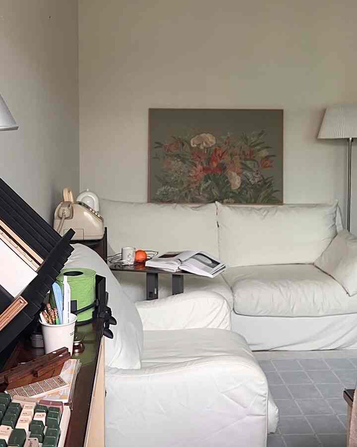 大型の額縁一点で空間の空気を変える気分、
思わずトゥクトゥト置いたスケール感が与える濃厚な安定感のおかげで自分だけの小さなギャラリーになった

シンプルな飾りを超えてお洒落な「富の叙事詩」が込められた設計図なので、眺めるだけでも心が豊かになる日

＃コンスープ記録集＃今日の私たちの家＃記録
#シークレットチャレンジ 