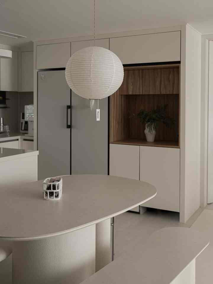 #냉장고장잘써보장
新婚の家を準備しながらぜひやりたかった施工がありました。
最小限の施工だけをしようという注意でしたが、冷蔵庫リフォームだけはぜひやりたいと思いました。

お好みのビスポークキッチンフィット1ドア冷蔵庫を入れるには、既存のカーンでは少し狭く、長く夢見てきたホームカフェ場のロマンもあったのでこれはやりたいと思いました。

冷蔵庫の席はちょうど必要なだけ広げてくれ、残りのスペースにはホームカフェ場を入れました。
施工費用は100万ウォン台序盤、結果物見てから全く惜しくなかったです。

ホームカフェ場は木の感じでポイントを与えました。 
コーヒーマシンを載せておく時も、オブジェだけ置いて空けておく時も見るたびにいいです:) #홈카페장 #주방인테리어 #주방꾸미기 #시공추천 #주방수납장 #우드인테리어 #인테리어 #세라믹식탁 #포세린식탁  #식탁인테리어 #1도어냉장고 #비스포크냉장고 #비스포크키친핏 #냉장고장인테리어 