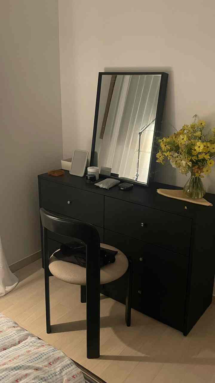 私が完全に休むスペース、寝室のビフォー＆アフターをご紹介します 🛌🙌

2番目の跡を始めながら、必ず持っていたかった家具はまさに低床型ベッドフレームでした。 
最初の自炊部屋ではマットレスだけ敷いて生活していましたが、過ごしてみるとフレームの重要性をしっかり感じるようになりました。 
だから最初にベッドフレームを持ち上げました✨

寝室は全体的にモダンでシンプルな雰囲気で飾りたくてカラーを最小化しました。ブラックとホワイトをベースにして 
引き出しやミラー、照明、椅子まですべて黒に合わせてスペースがより落ち着き、安定感が感じられて満足していますㅎㅎ

まだ完全に完成した空間ではありませんが、今後さらに愛情を込めて私の好みでゆっくり満たしていきたいと思います:) 


＃非ポエフター＃家具配置＃家具再配置＃寝室＃寝室インテリア＃寝室スタイリング＃ブラックインテリア＃ブラック＆ホワイト＃モダンインテリア＃シンプルインテリア＃シンプルなインテリア＃ftc記録＃ftc22 