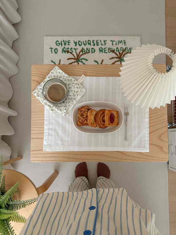 デザートおすすめ🤎

コスパ雨の良いコストコフェスチューリー！
大容量なので小分けして冷凍しておいたが、出出する時にバルミューダに温めて食べたら焼きたてのように本当に美味しいです:)

普段お楽しみいただけるおいしいデザートがあればおすすめしてください🫶

＃コンスープ記録集＃植物＃植物インテリア＃ウッドテーブル＃ウッドインテリア＃ウッドホワイト＃ホワイトウッド＃ベッドスカート＃メイド