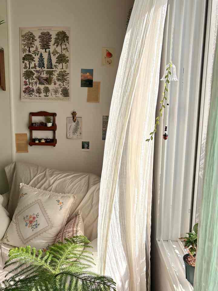 ＃製品提供
夢のヴィラサンバーストドングリフリンモービル

風が吹くたびに澄んだ音とともにサランサランガリはとても可愛くて赤ちゃんのドングリフーリングです。 
日差しを浴びると、勇敢にキラキラ輝き、ぐるぐる回るたびに一緒に作ってくれる影をじっと見ているとヒーリングタイムは別にありません☺️
しっかりと透明なガラス種と葉のディテール、リスがこっそり置いて行ったようなドングリの卵がまるで家をおとぎ話の中の森の中に入ってきたような感じに変えてくれますね。 
窓の横だけでなく棚、コートラックなど雰囲気を切り替えたいところどこでもよく似合いそうです！ 🌿😆

#夢のヴィラ 