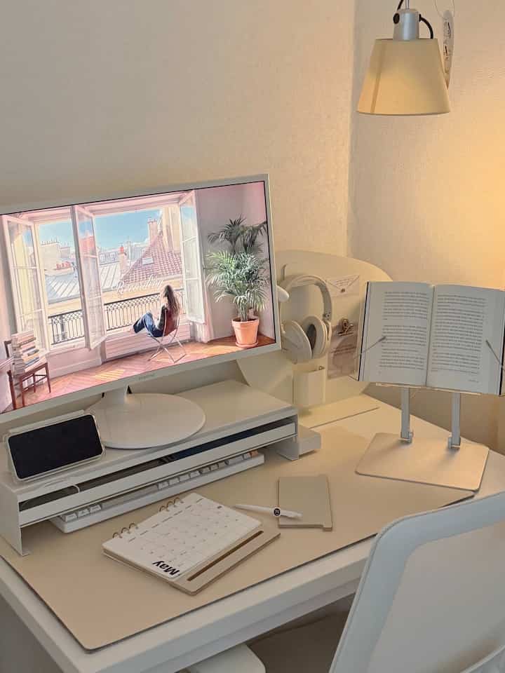 #デスクセットアップ #コンスープ記録集

小さいけれど充実した私のデスクセットアップ🤍
狭いスペースなのでデスクも小さいサイズですが、代わりに収納が充実した鉄製モニター台を活用して 
捨てるスペースを最小化し、スペースをきれいに整理してみました！ 

イリアンピカモニター台だが、鉄製なので携帯電話台、メガネやボールペン収納しやすいトレイがチャルつくうえに 
ノートや書類入れの良い引き出しがあり、その下にキーボードも邪悪に入って本当にすっきりします。 

その横にはスタジオムードムードパーティションを置いたが、ここにヘッドホンも掛けることができ、ボールペン挿しもあって活用度が高い 
はがきを貼って自由に飾ることができるという点も気に入っています:) 

感性が足りないデスクラ暖かいアイボリー色のデスクマットを敷いてくれるとすっきり見えますよね？ 
椅子も端正なアイボリートーンのエルマンデスクチェアを置いたところ 
全体的にホワイトトーンに統一されて苦しく見えないデスクセットアップになりました🤍


デスクテリア 