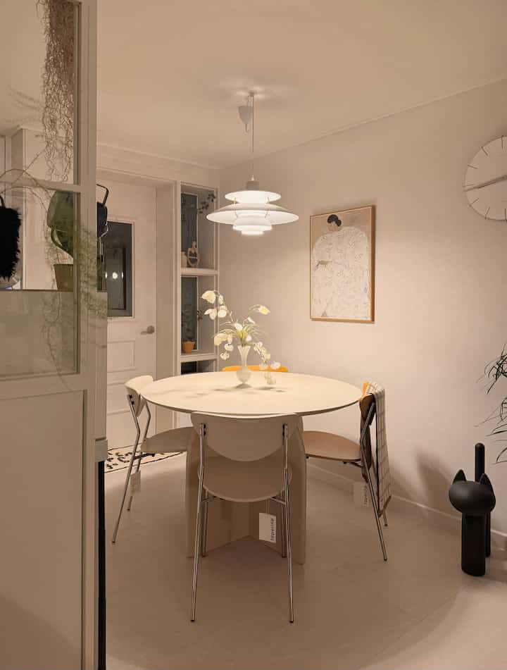 ＃インテリアノウハウ＃コンスープ記録集

久しぶりに上げるダイニングスペース✨

無駄だった空間に額縁ポイントを加える
雰囲気がいっそう生き残った感じです:)

大きく変えなくても
こんなに小さな変化だけでもムードが変わったんですよ🤍


＃フレーム＃ソフィアリンド＃フレームインテリア＃照明＃照明インテリア＃ダイニングテーブル＃テーブルライン＃ダイニングテーブルインテリア＃時計＃椅子＃チェアインテリア＃オブジェクト＃ウォールポイント＃ハウススタイリング＃セラミックダイニングテーブル 